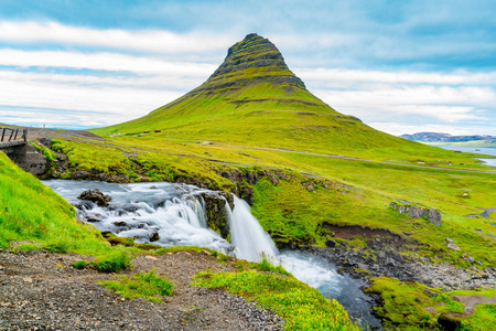 冰岛西部斯内费尔斯半岛北部 Grundarfjordur 村的 kirkjuffsfoss 和 kirkjufall 山的景色