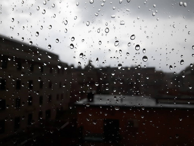 一个惊人的照片, 一些 waterdrops 在窗口后, 夏季雨后的城市