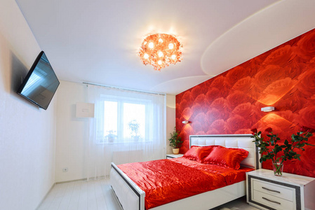 红色和白色的豪华卧室