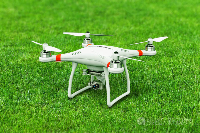 quadcopter 无人机与 4 k 摄像机在绿色草地上