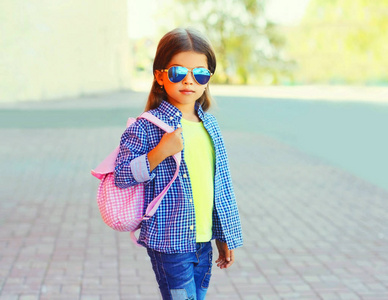 时尚肖像小女孩在城市街道