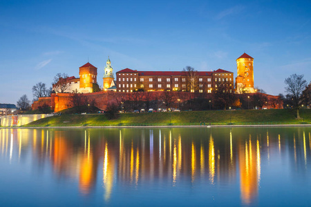 在晚上在克拉科夫用反射在河里，波兰的瓦维尔城堡。长时间曝光