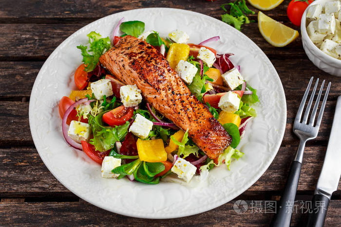 新鲜的蔬菜沙拉,煎三文鱼扒羊乳酪.概念的健康食品