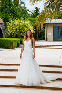 美丽的新娘，独自行走在一个热带岛屿度假胜地