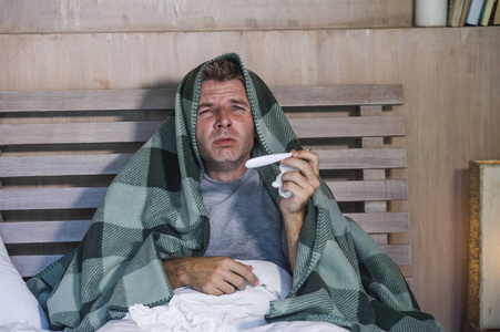 感冒打喷嚏图片