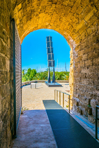 西班牙马略卡岛棕榈树上的statue bou de santiago calatrava