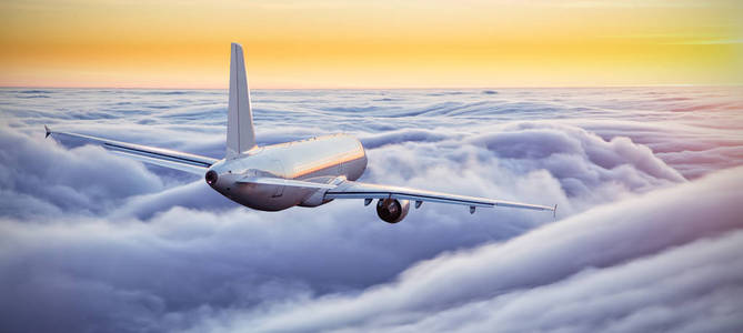 很漂亮的日落在云层上面飞行的飞机
