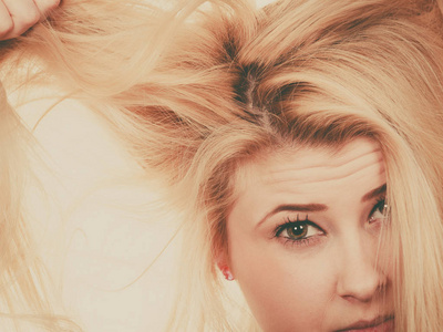 抓着女人头发干图片