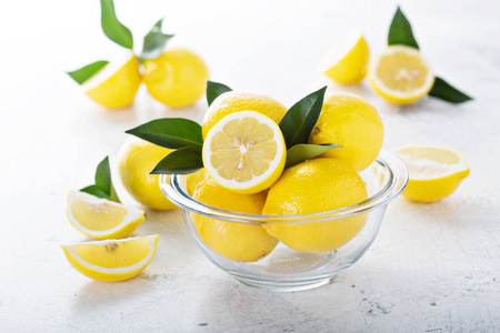 新鲜的柠檬，在一个玻璃碗