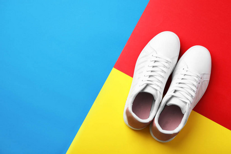 对鞋带对运动鞋的颜色背景, 平躺.文本空间照片