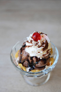 木材的背景上的巧克力冰淇淋
