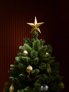 在深红色背面的尼斯装饰圣诞树的视图