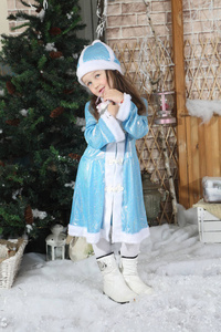 小女孩在西装雪的少女