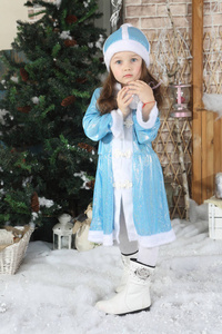 小女孩在西装雪的少女