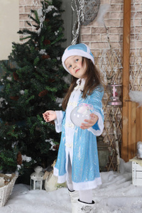 小女孩在西装雪的少女图片