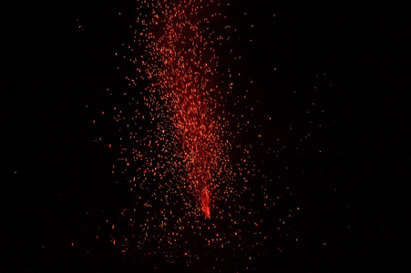 黑色背景上燃烧的火花, 在黑暗中点燃真正的红色火焰.软选择性对焦.
