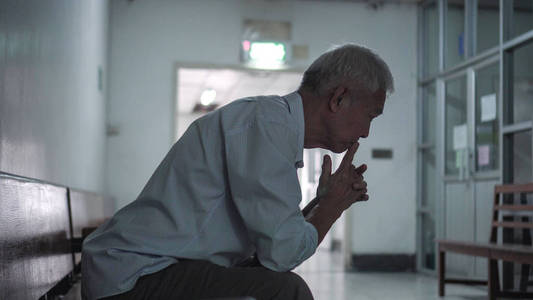 亚洲高龄老人担心医院的健康用药照片