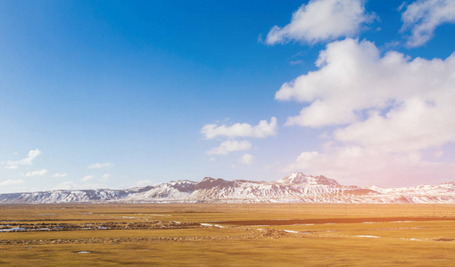 冰岛山在雪覆盖着蓝天背景, 自然景观