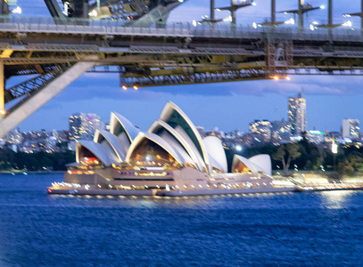 从卢纳公园摩天轮可以欣赏到悉尼港大桥和歌剧院的模糊夜景