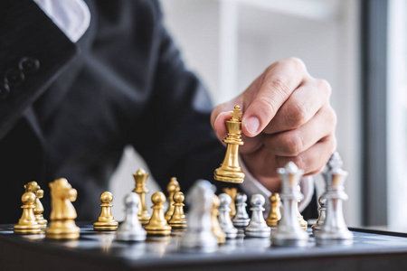 自信的商人手玩象棋游戏发展分析新战略规划领导与团队合作理念的制胜与成功