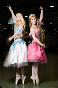 两个年轻女子对此感到穿件漂亮的裙子