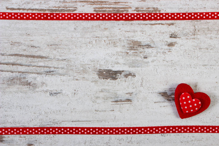 红色的心，用丝带为情人节装饰