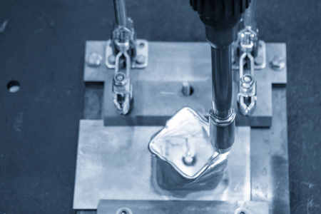 在浅蓝色场景中焊接汽车零件的焊接机器人机。工业4.0 现代制造过程概念