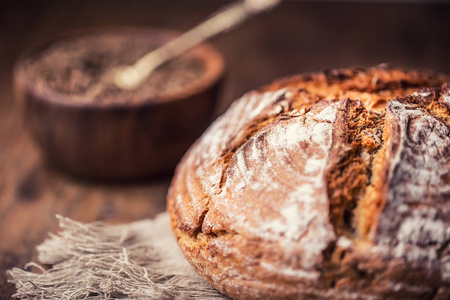 Bread.Fresh 圆酥面包与香菜木制的桌子上