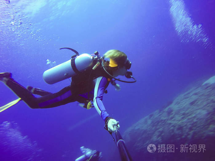 水下潜水拍照拍摄的自拍照棍子.深蓝色的大海.广角拍摄