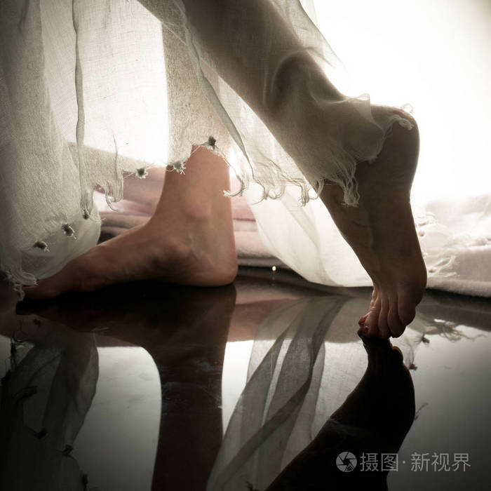 特写经典芭蕾舞演员的双腿,赤脚跳舞