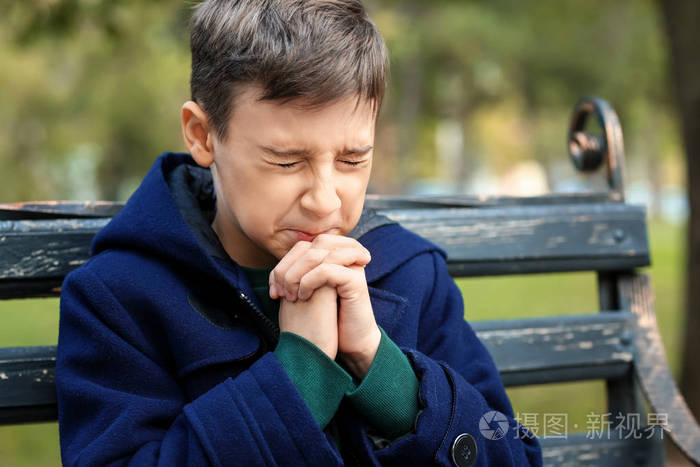 小男孩祷告的图片大全图片