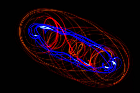 光的螺旋，黑色背景上的红色和蓝色的线条