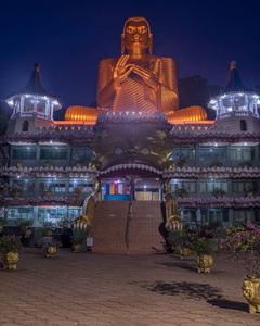斯里兰卡 丹布拉石窟寺在晚上