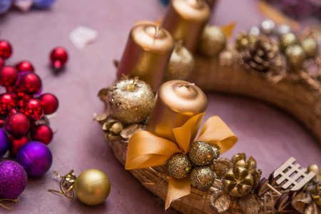 圣诞装饰圆形花圈, 闪亮的配件, 蜡烛和圆锥, 金色, 球, 粉红色包装纸, 创建过程