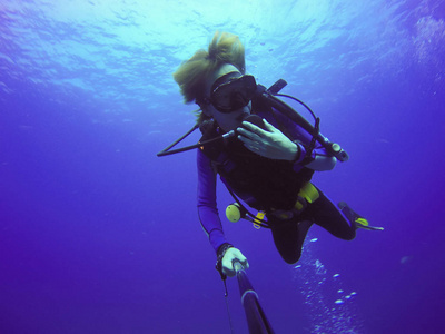 水下潜水拍照拍摄的自拍照棍子。深蓝色的大海。广角拍摄