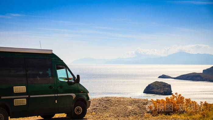 旅游度假和旅游.夏季, 坎珀面包车在希腊海滩海岸上的汽车之家