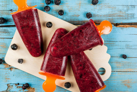 与黑醋栗的美味冰棒照片