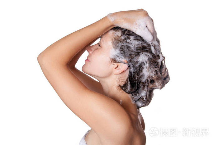 美丽的女人在洗澡, 洗头头发.用洗发水清洗头发.