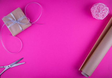 粉红色背景情人节礼物包装