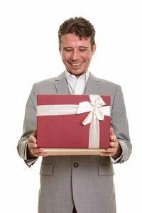 打开礼品盒准备情人节的快乐高加索商人