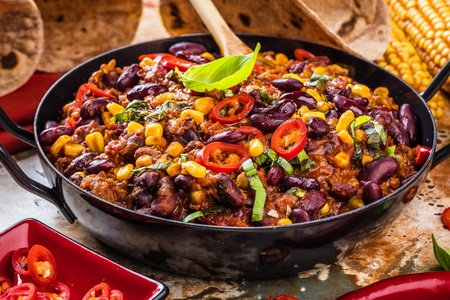 辣椒骗局肉酱在一个粘土碗在一个具体的或石头质朴的背景传统的墨西哥菜菜。顶部视图