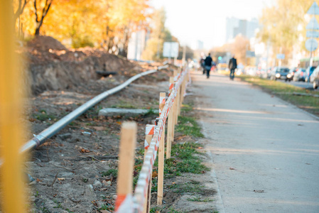 城市人行道附近的输水管道。道路维修, 大型管道