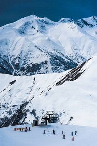 冬天白雪皑皑的山脉。高加索山脉，格鲁吉亚 Gudauri