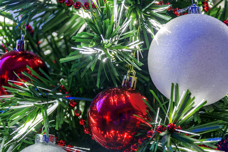 圣诞树上装饰着红色的球和 led 灯。假期和假期