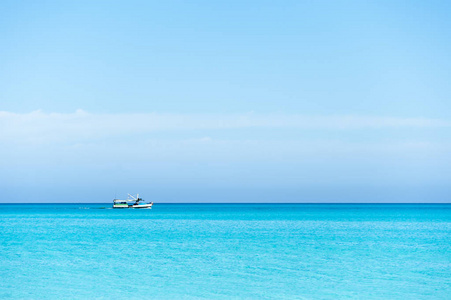船航行在蓝色的加勒比海
