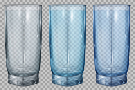 三个透明的玻璃水或果汁