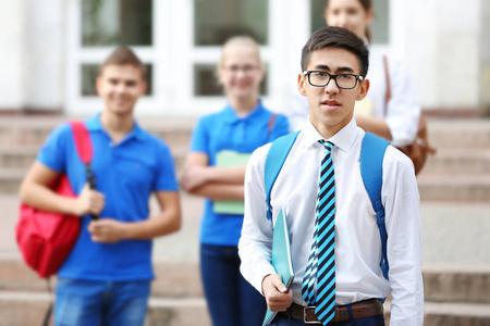 学生在学校外面的同学