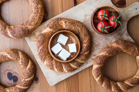 土耳其百吉饼 Simit 奶酪与樱桃西红柿