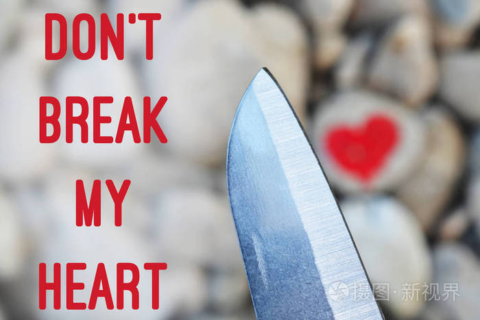 切割刀潜水粉红色的心涂在一块石头上的口红爱情结束的象征和两个人