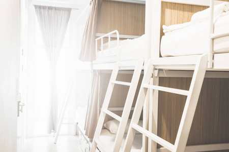 宿舍房间内的床, 供游客使用, 或学生为背景横幅模糊照片